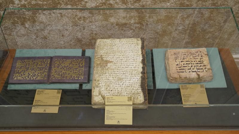 A page of the “Blue Qur’an” written in gold and silver in Tashkent!