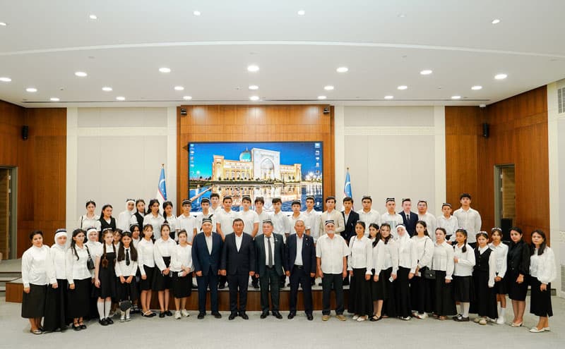 Senior citizens and young people hold an educational meeting at the Islamic Civilization Center