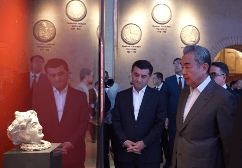 Chinese Foreign Minister Wang Yi visited the Islamic Civilization Center in Uzbekistan