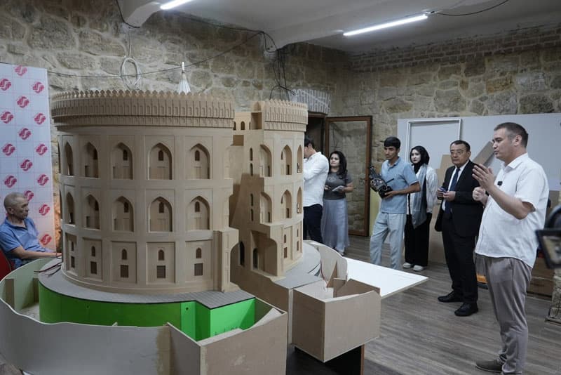 The gift of the “Sevimli” TV channel to the Center of Islamic Civilization