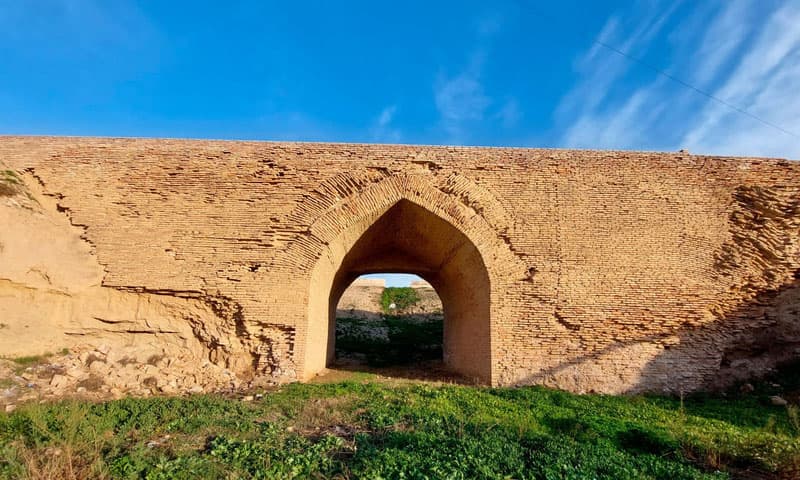 Was a bridge built by Alexander the Great in Surkhandarya?