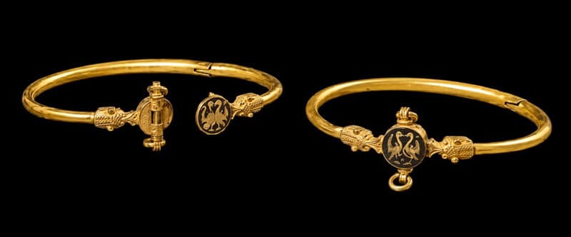 72-gram gold bracelets are preserved in the exhibition of the Islamic Civilization Center in Uzbekistan